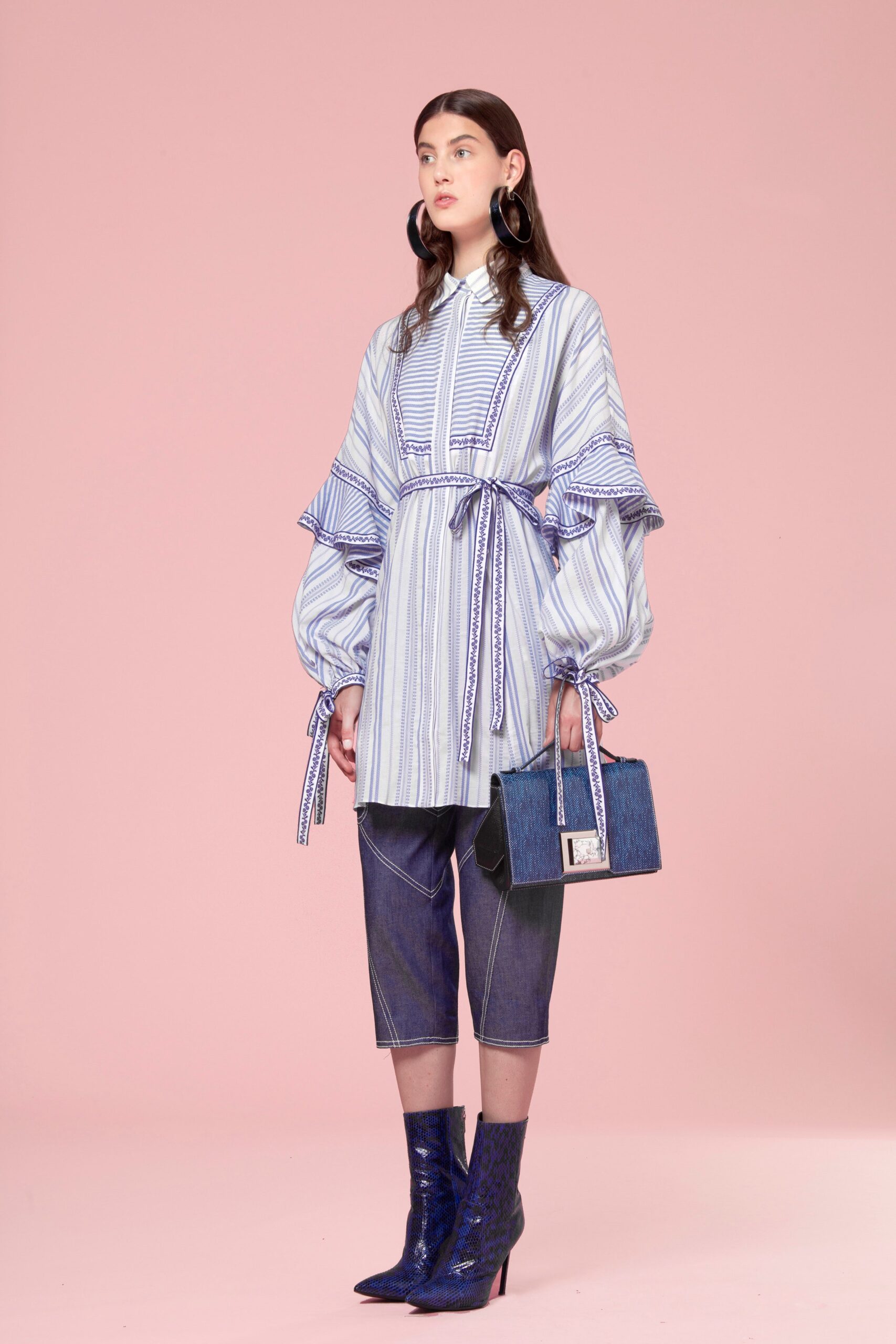 blue denim relaxed cropped pants
