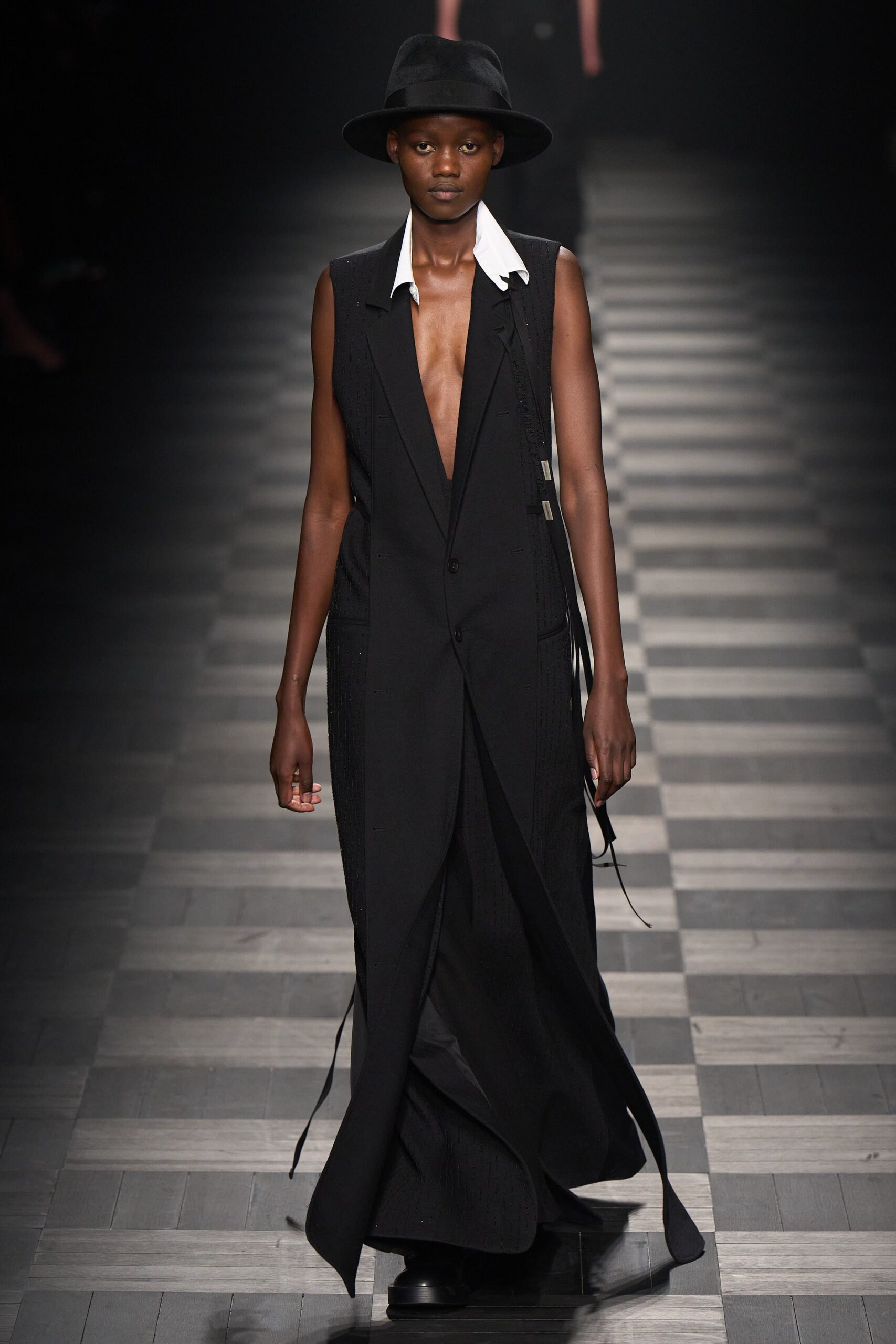 black sleeveless maxi dress with hat