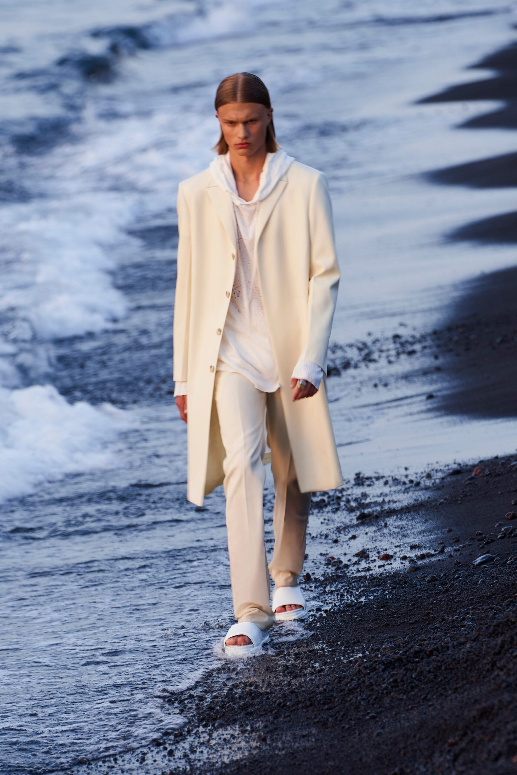 white wool long-sleeve collared fitted buttoned coat