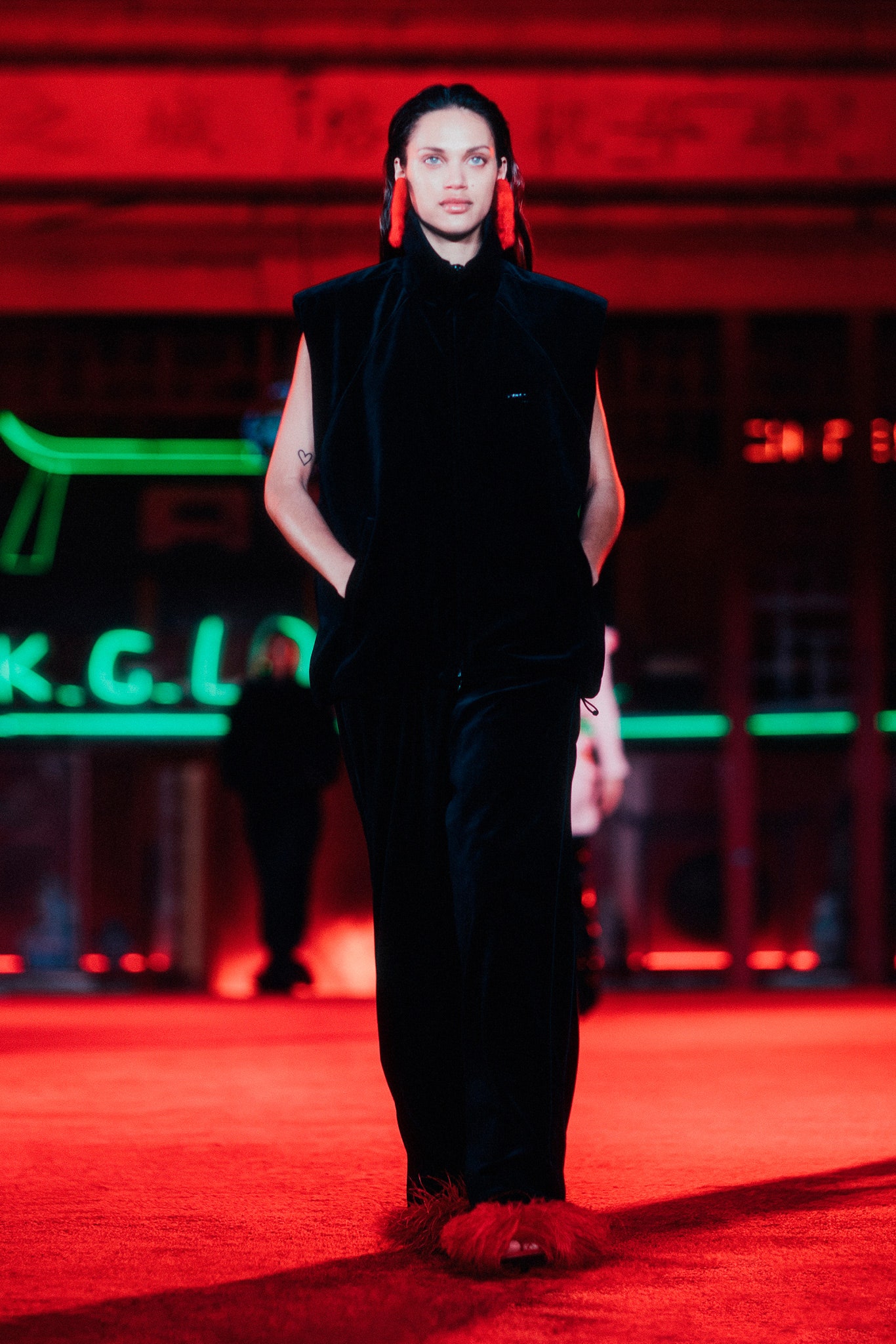 black velvet sleeveless relaxed pockets jacket