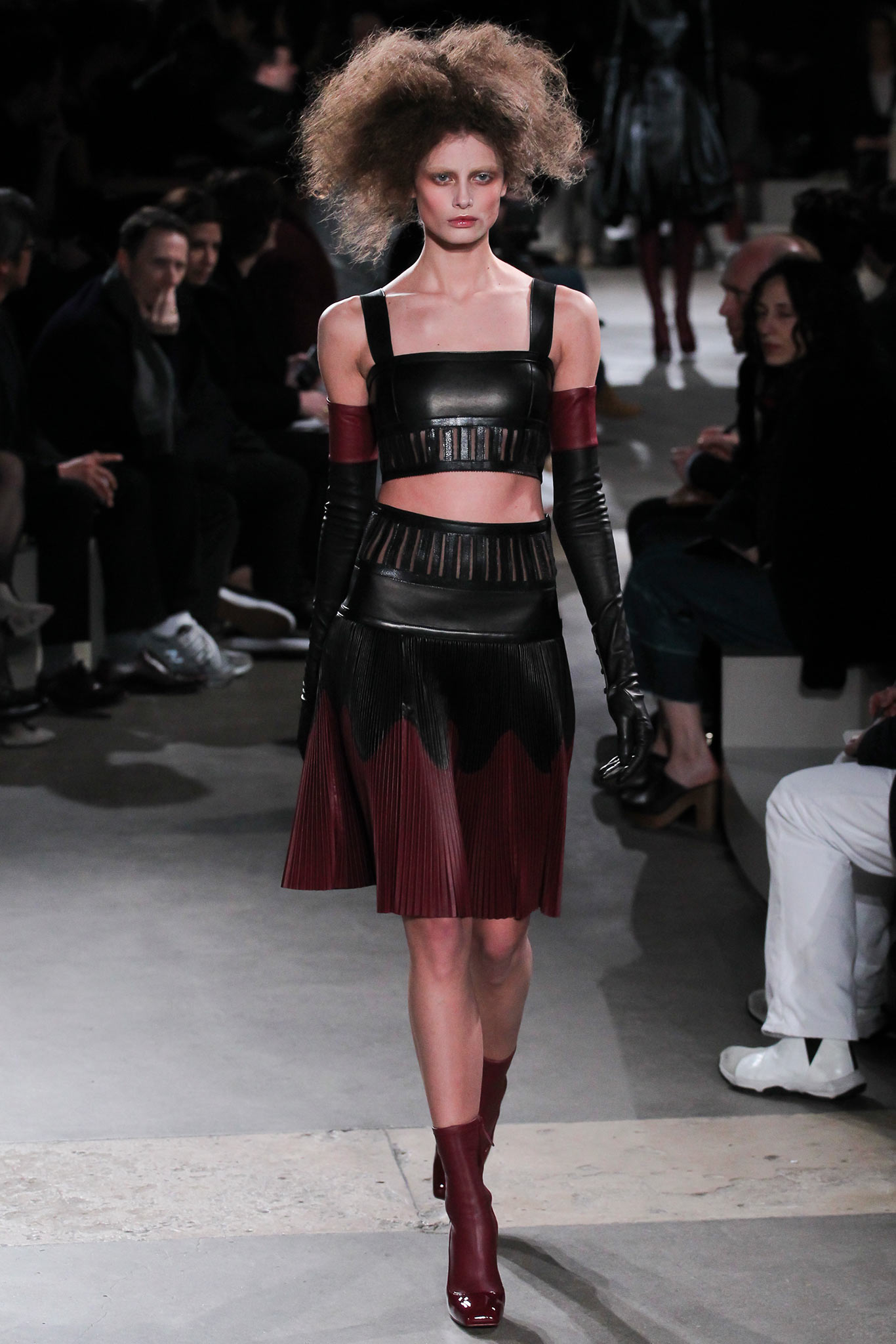 black leather sleeveless high-neck fitted pleated cropped crop-top
