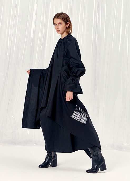 black relaxed maxi dress with boots