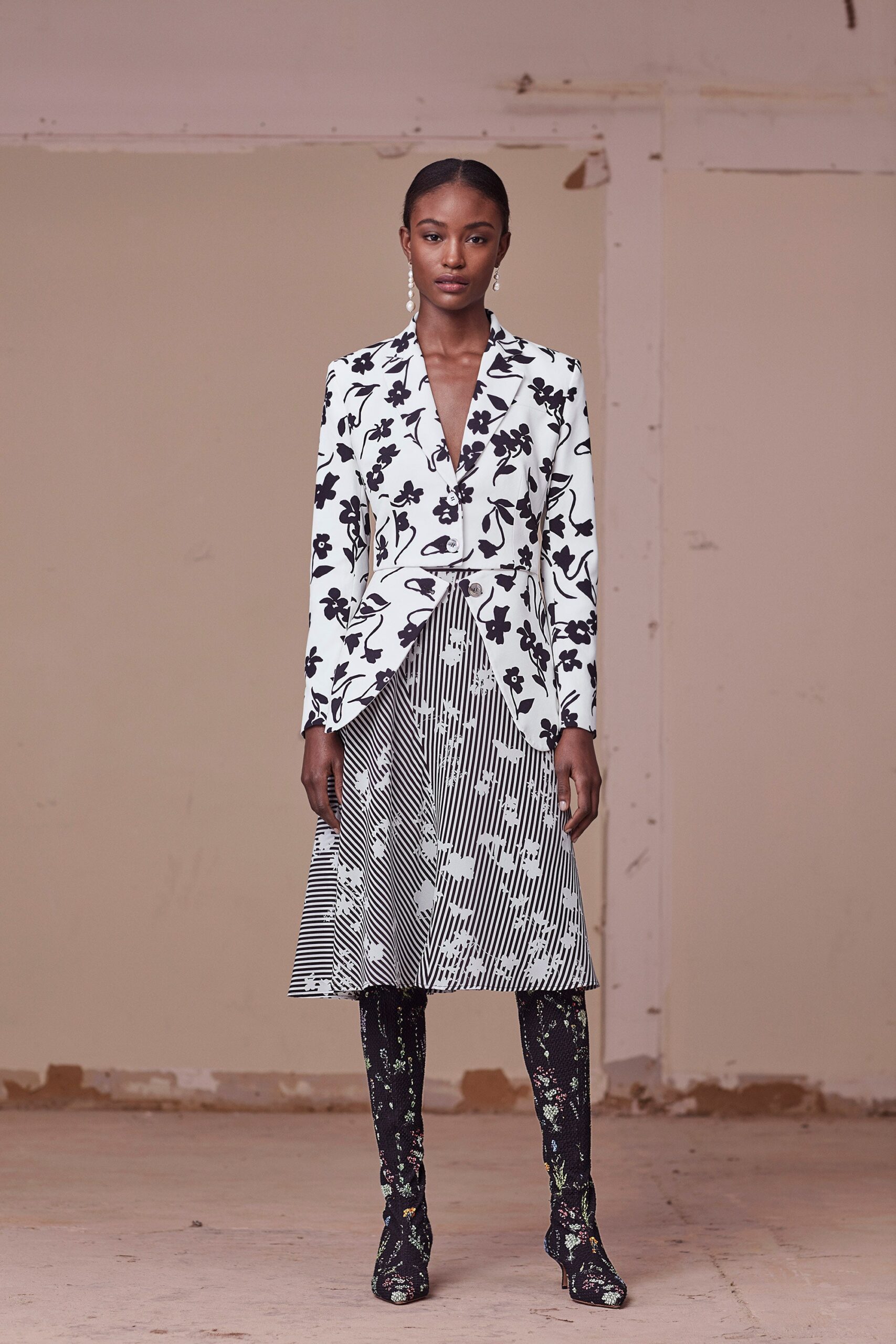 white cotton long-sleeve v-neck fitted printed blazer