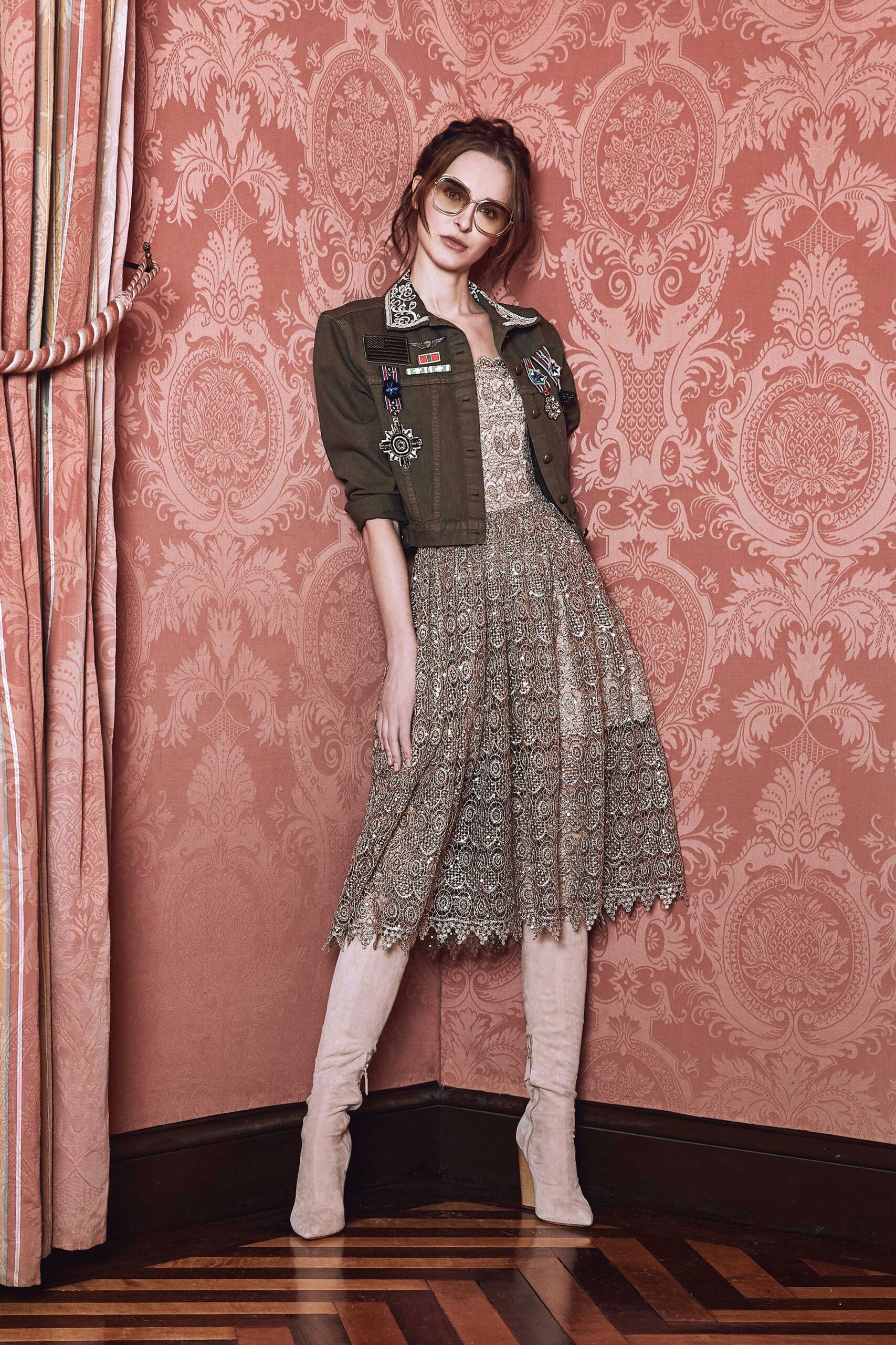 green cotton short-sleeve collared fitted buttoned embroidered jacket