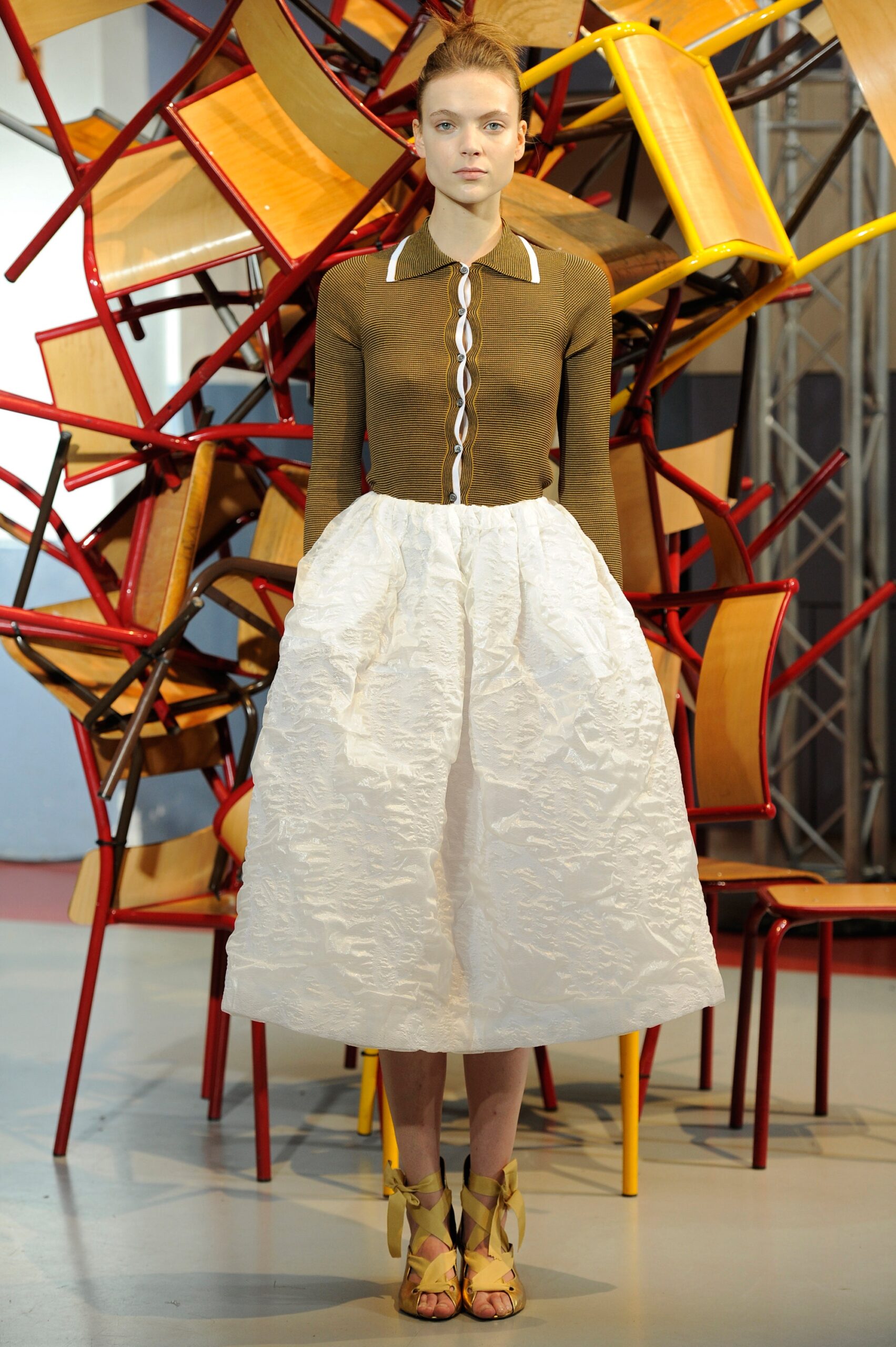 brown fitted top white pleated skirt