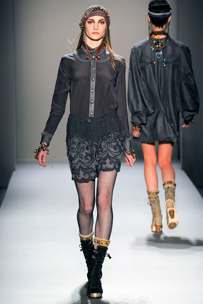 gray silk long-sleeve collared fitted buttoned shirt