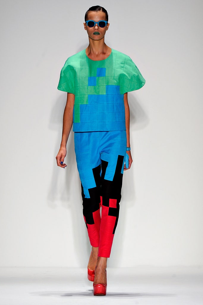 green short-sleeve collared fitted color-blocked top