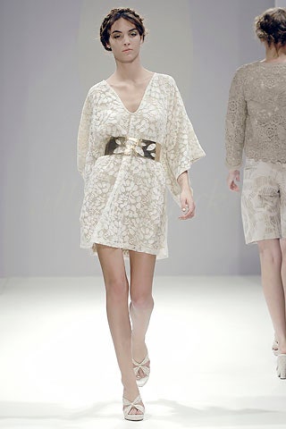 white lace sleeveless dress