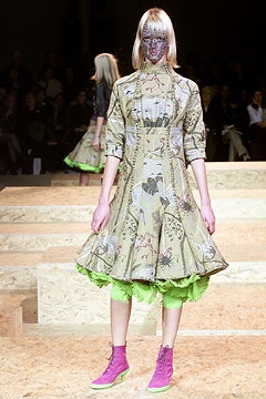 green beige pleated midi dress with pink shoes