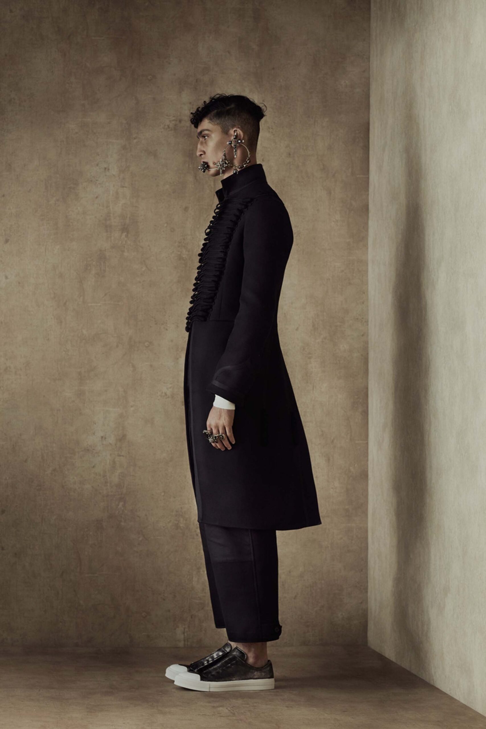 black wool long-sleeve collared fitted pleated coat