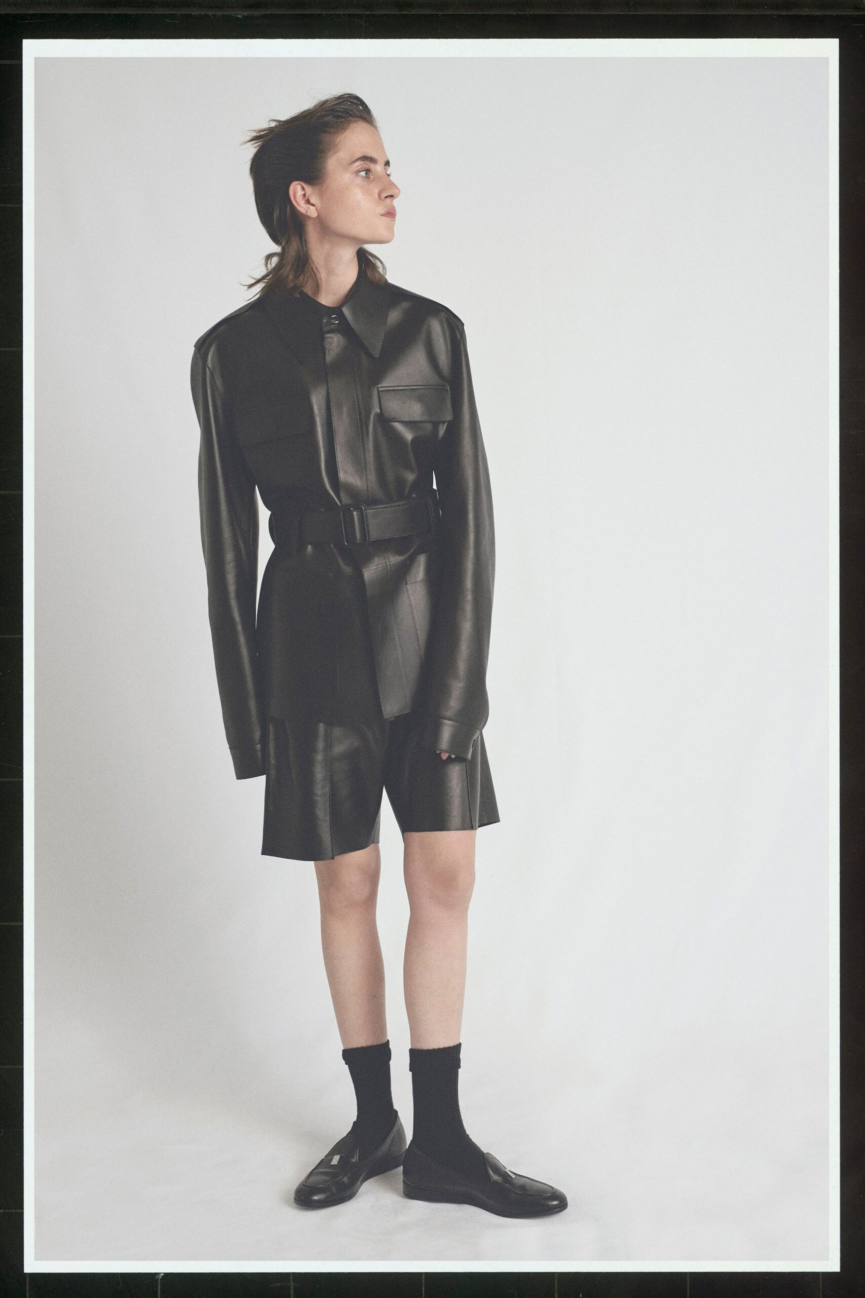 black leather fitted straight-leg short shorts