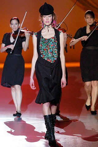 black fitted midi dress with hat