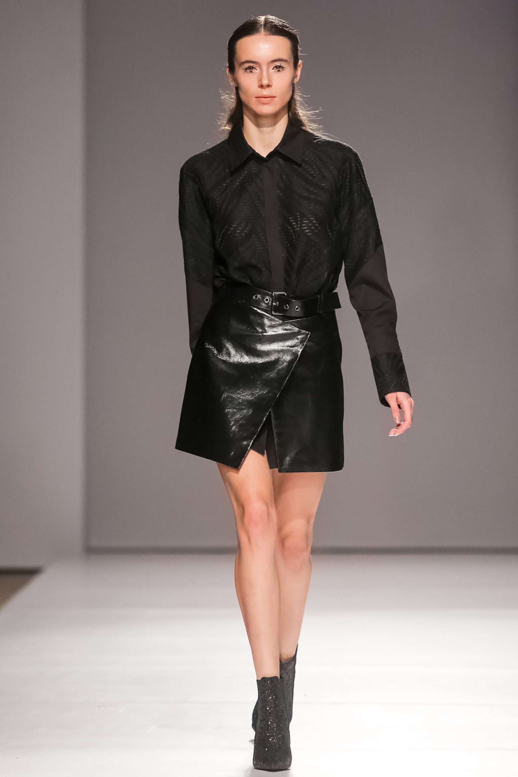 black silk long-sleeve collared fitted pleated shirt