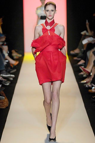 fitted red sleeveless dress