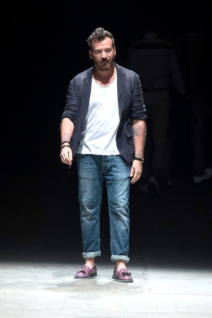black blazer white t-shirt blue jeans