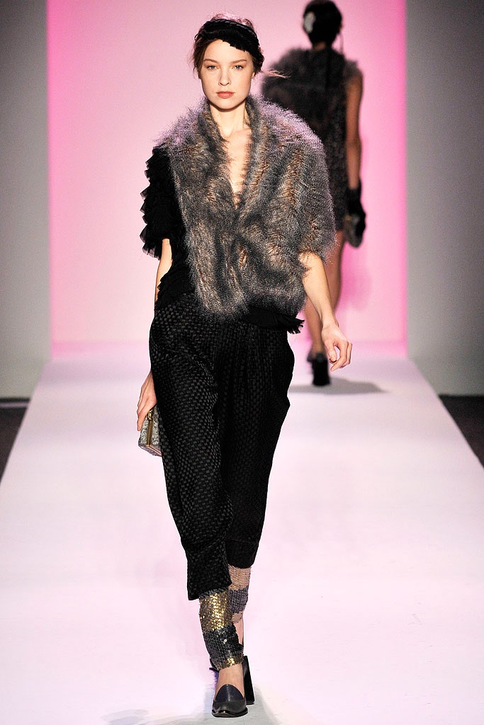 black fur sleeveless v-neck relaxed layered top