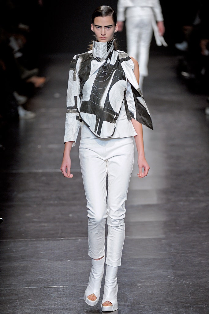 white cotton long-sleeve collared fitted printed jacket
