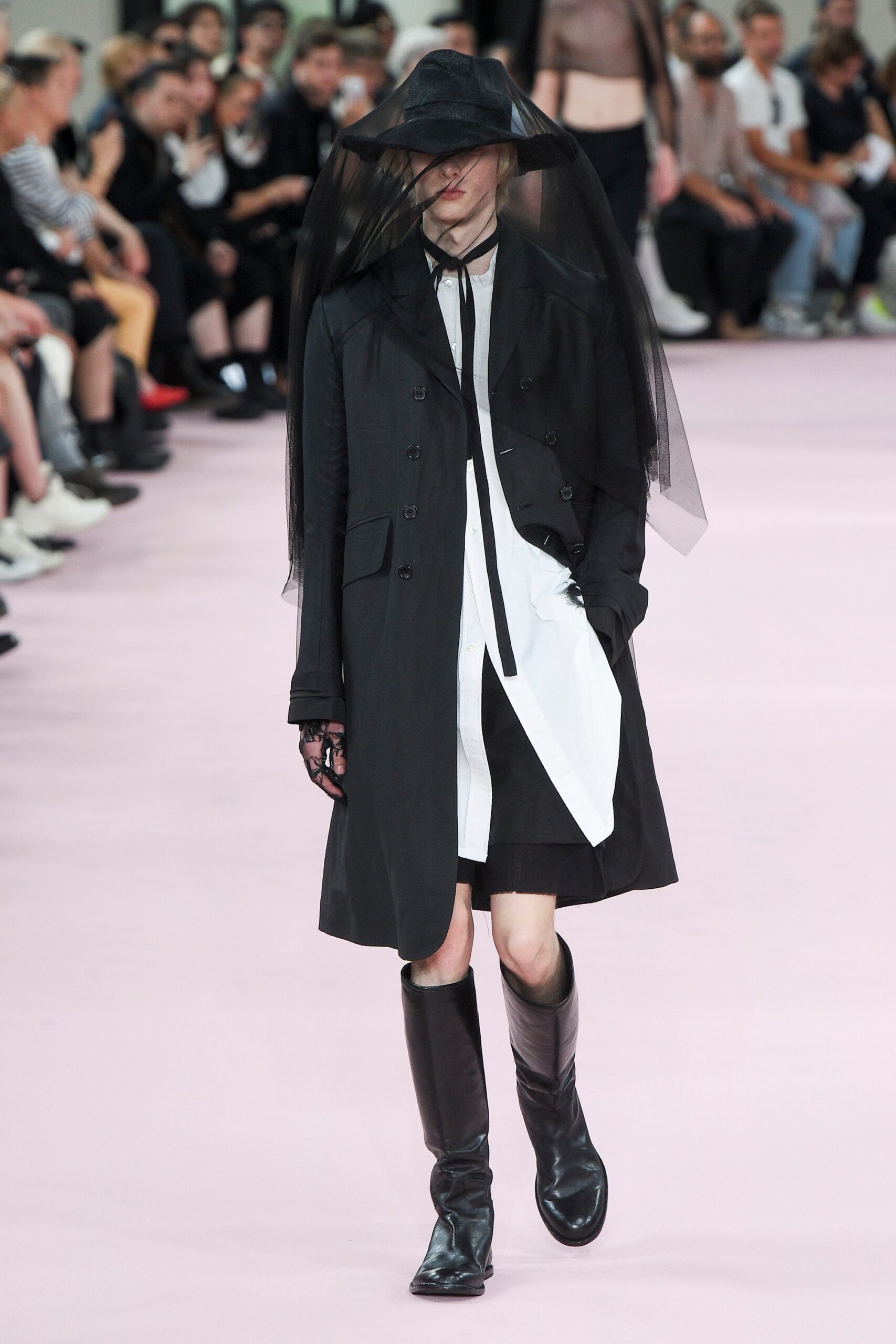 black cotton long-sleeve collared fitted buttoned coat