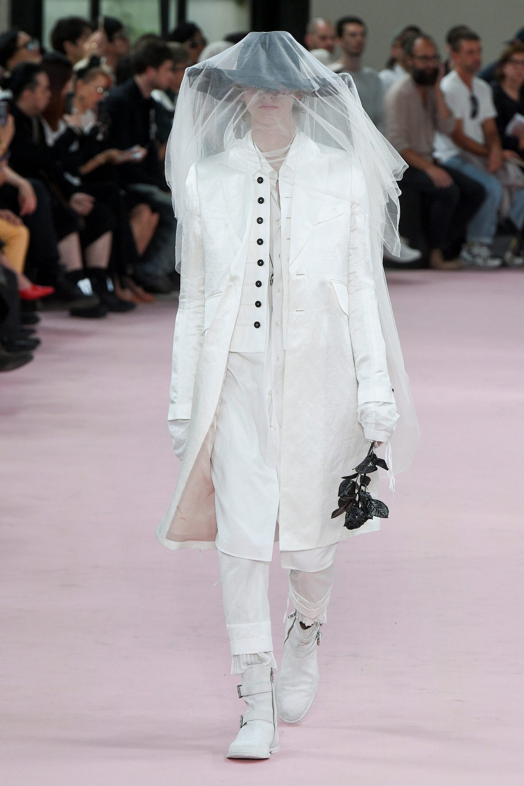 white cotton long-sleeve collared fitted buttoned coat
