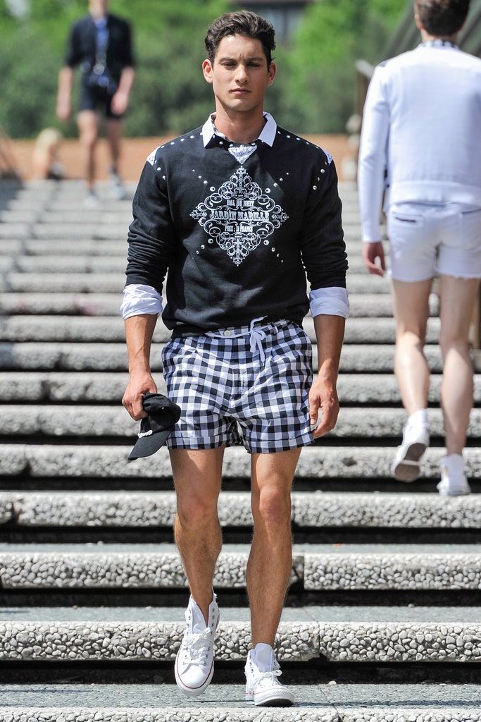 black cotton long-sleeve collared fitted printed sweater