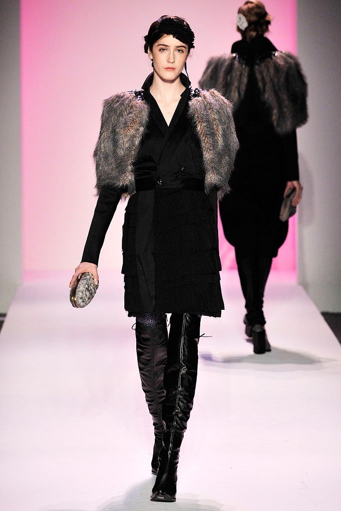 black fur long-sleeve collared fitted layered coat