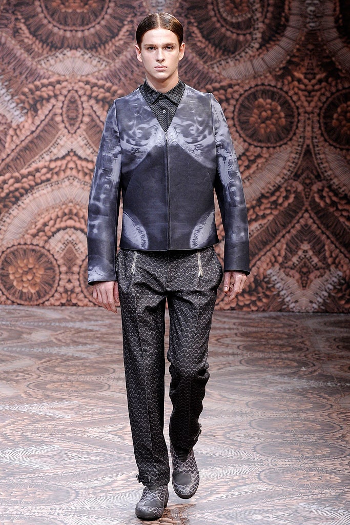 black leather long-sleeve collared fitted zippered printed jacket