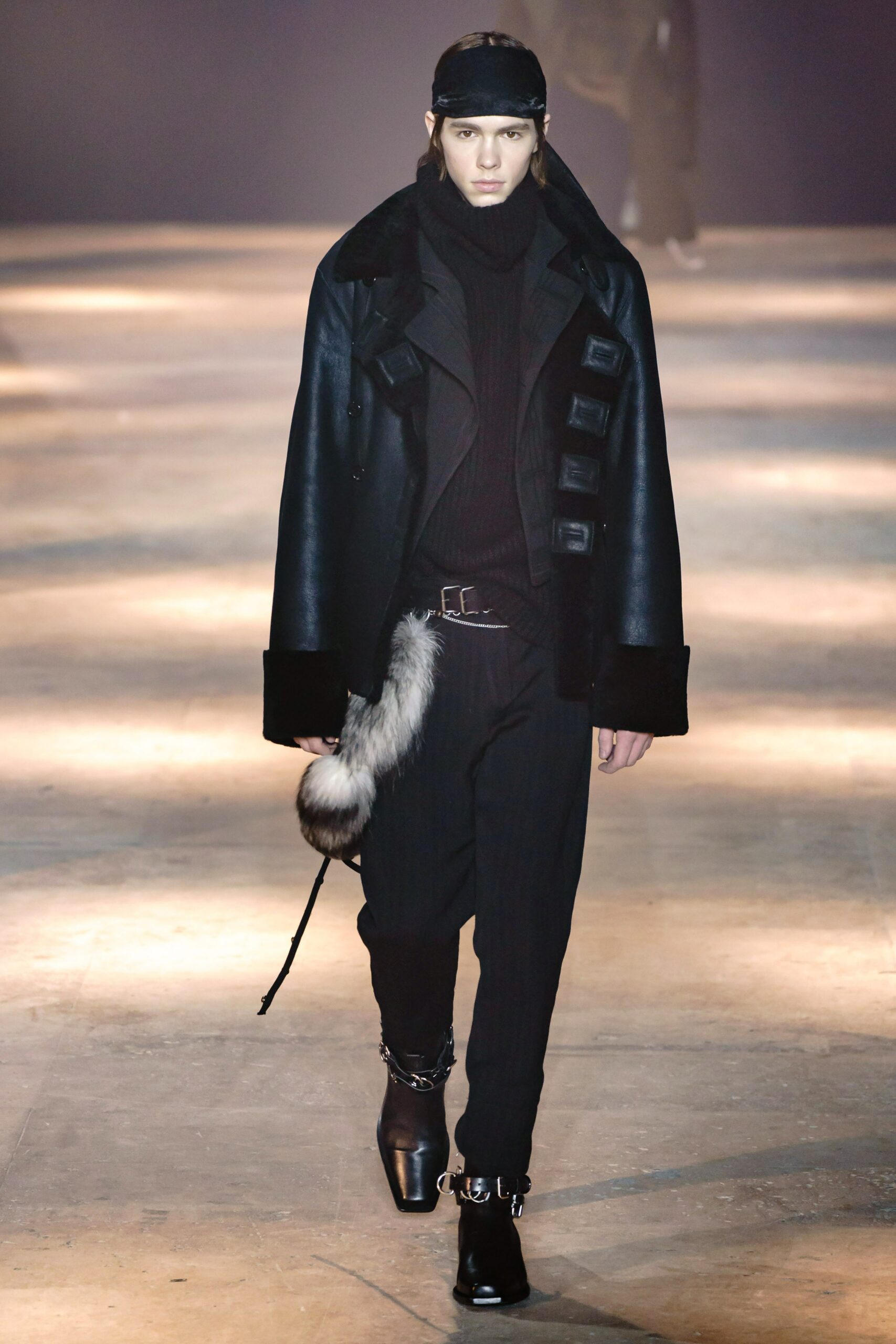 black wool long-sleeve collared relaxed buttoned coat