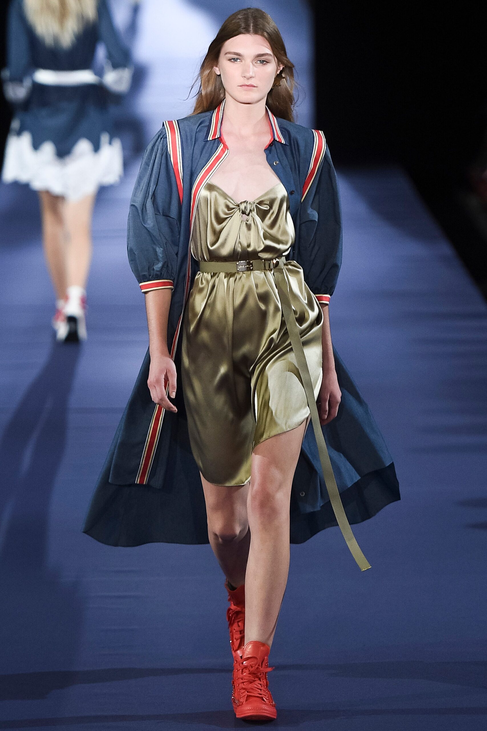 blue coat gold dress red shoes