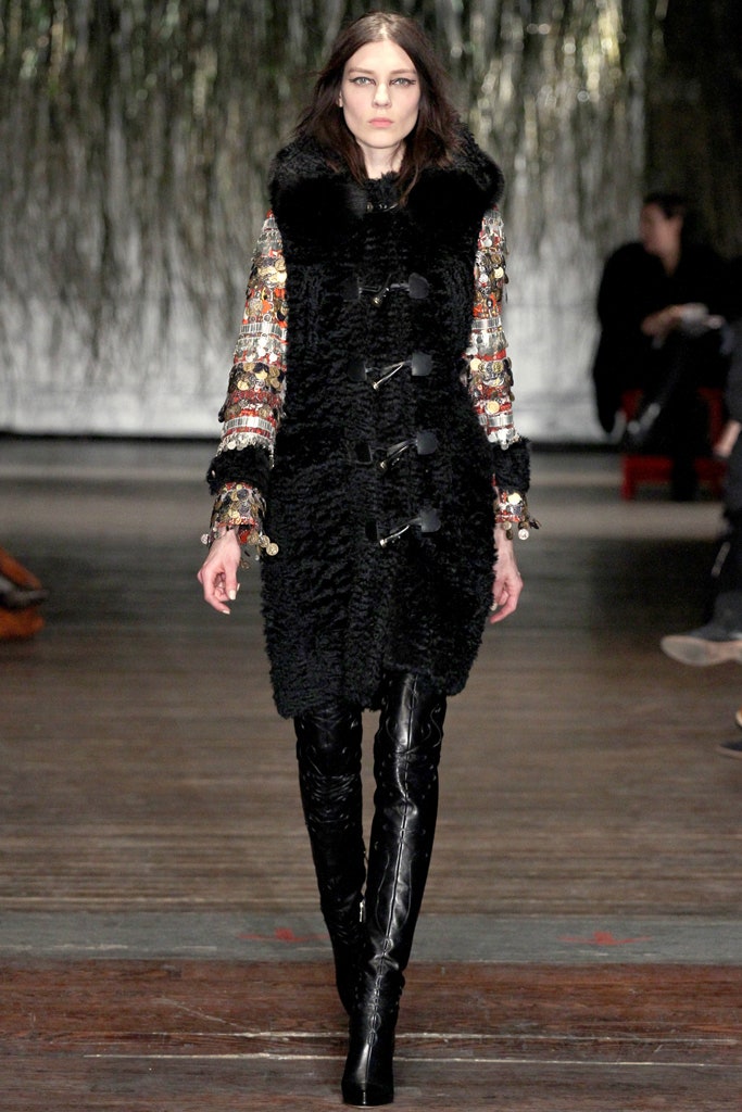 black fur long-sleeve collared fitted buttoned coat