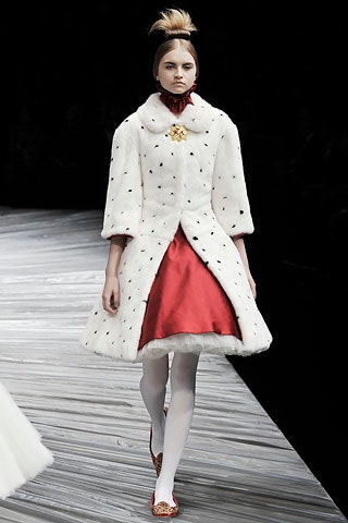 white fur short-sleeve collared fitted buttoned short coat