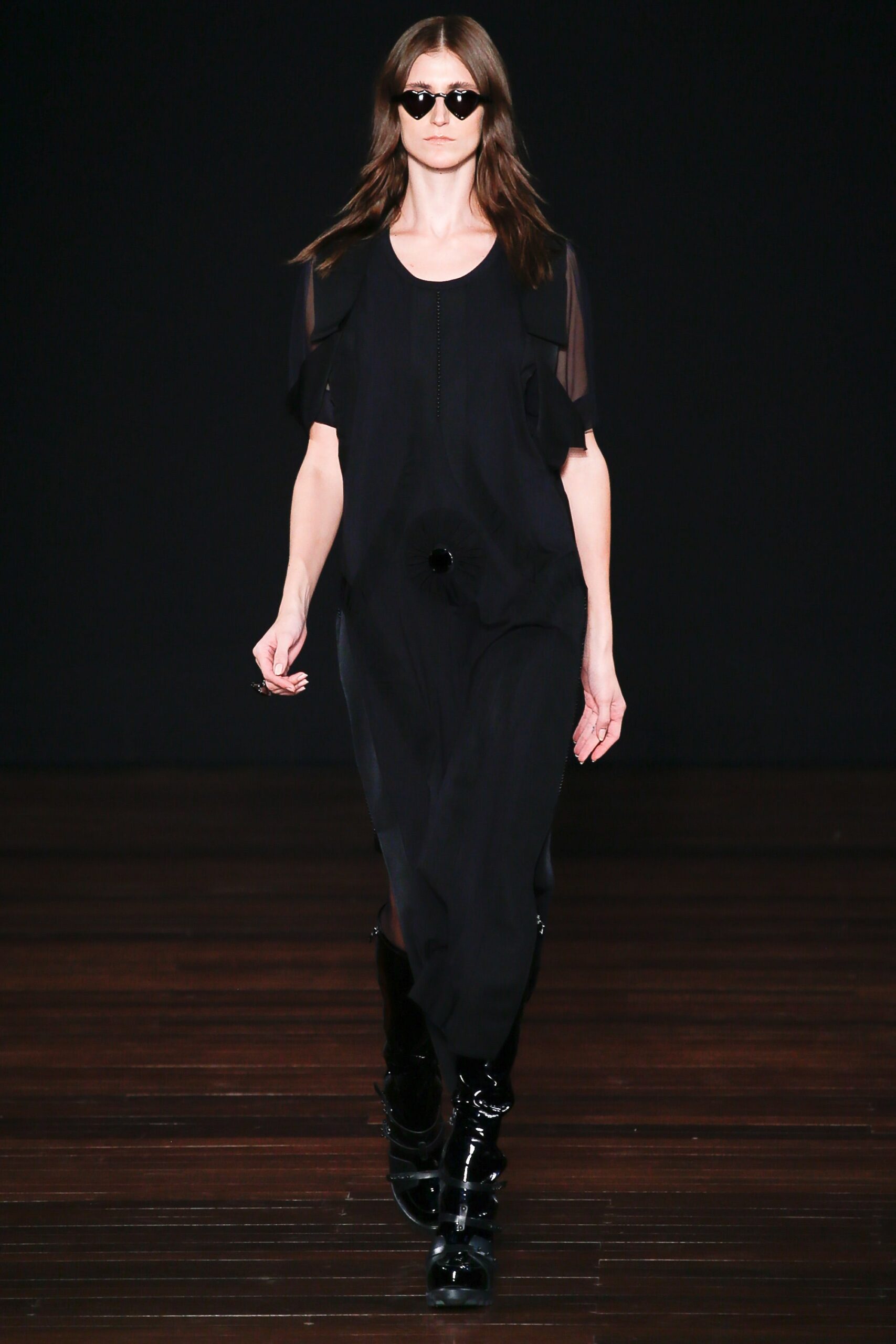 black relaxed midi dress with sunglasses