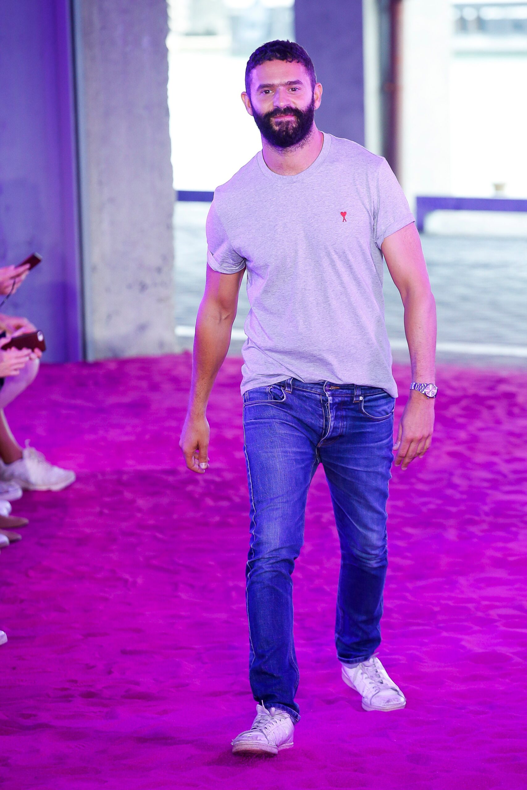 gray t-shirt with blue jeans