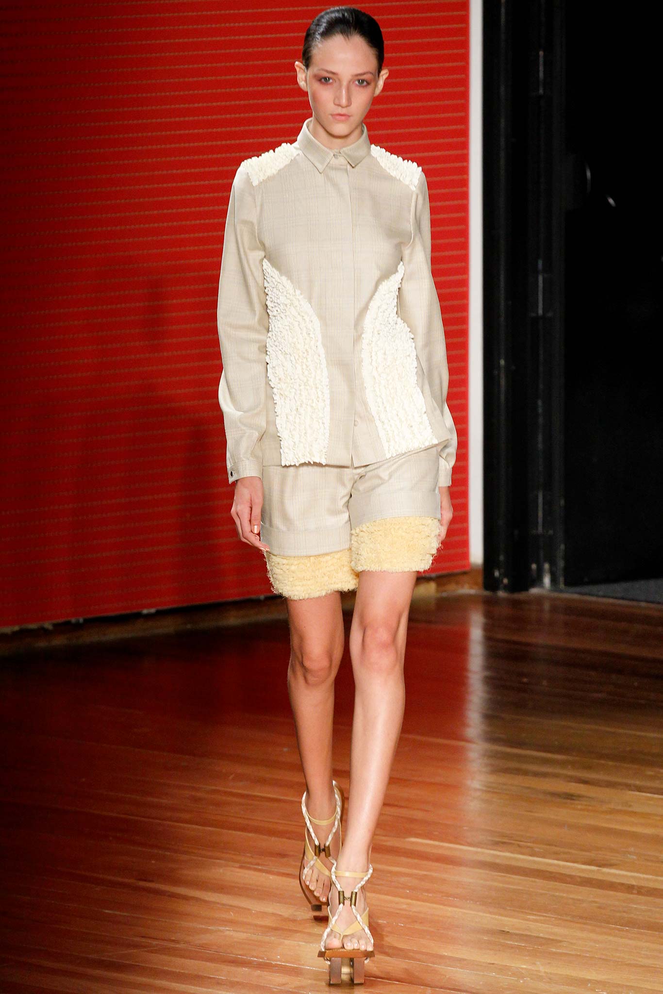 beige cotton fitted zippered short shorts