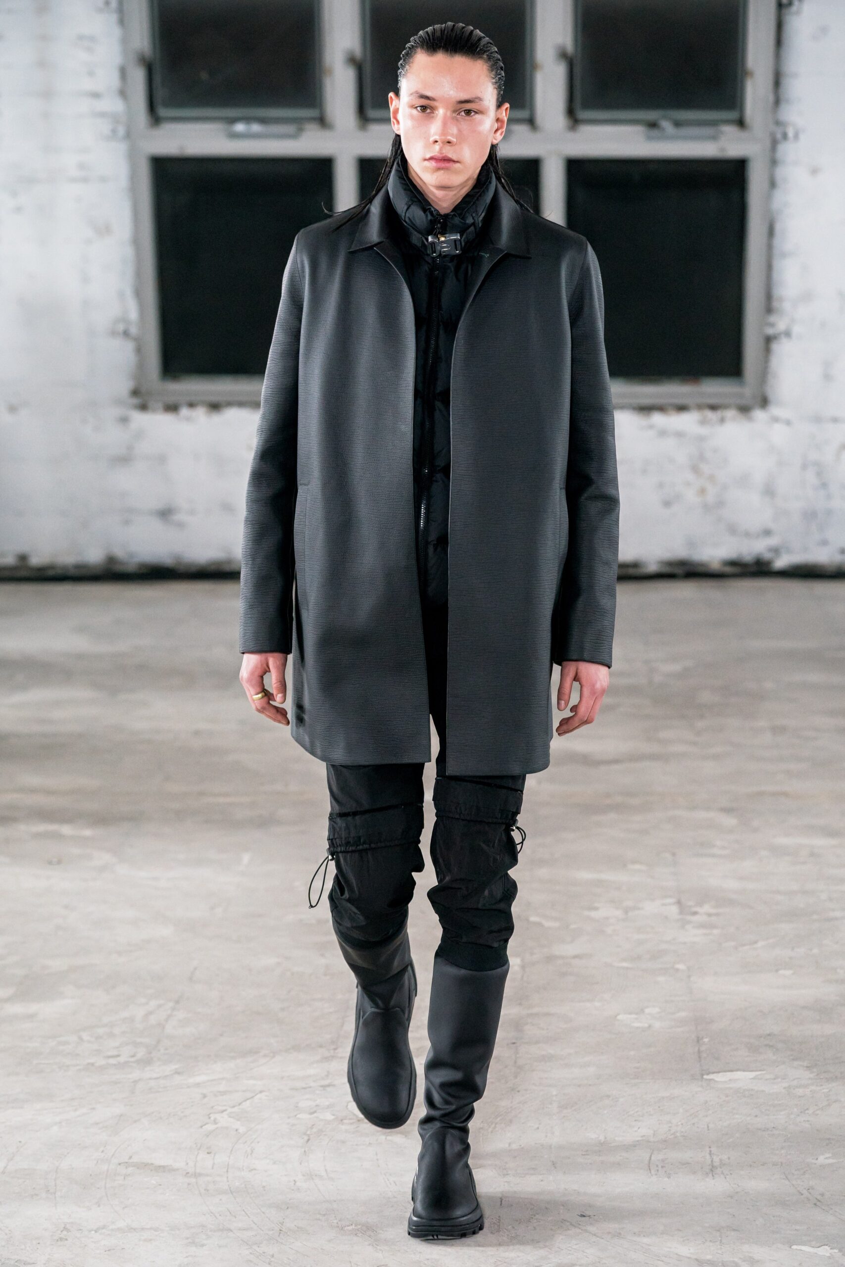 black wool long-sleeve collared fitted structured coat