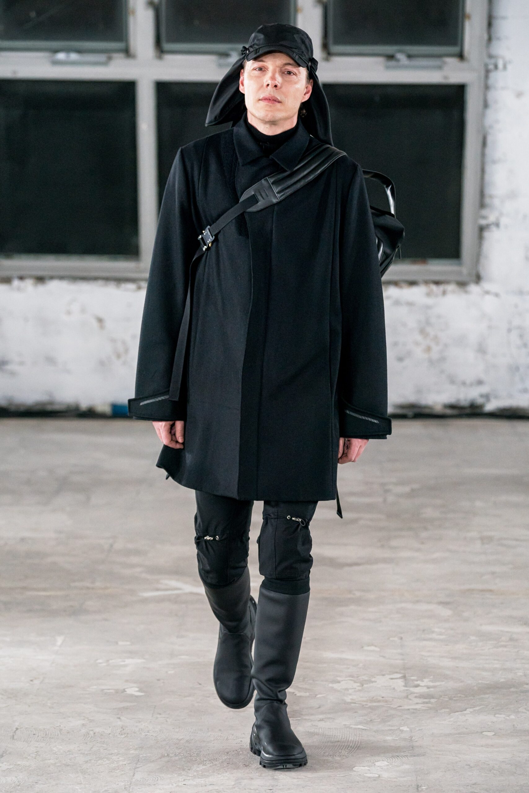 black wool long-sleeve collared relaxed zippered coat