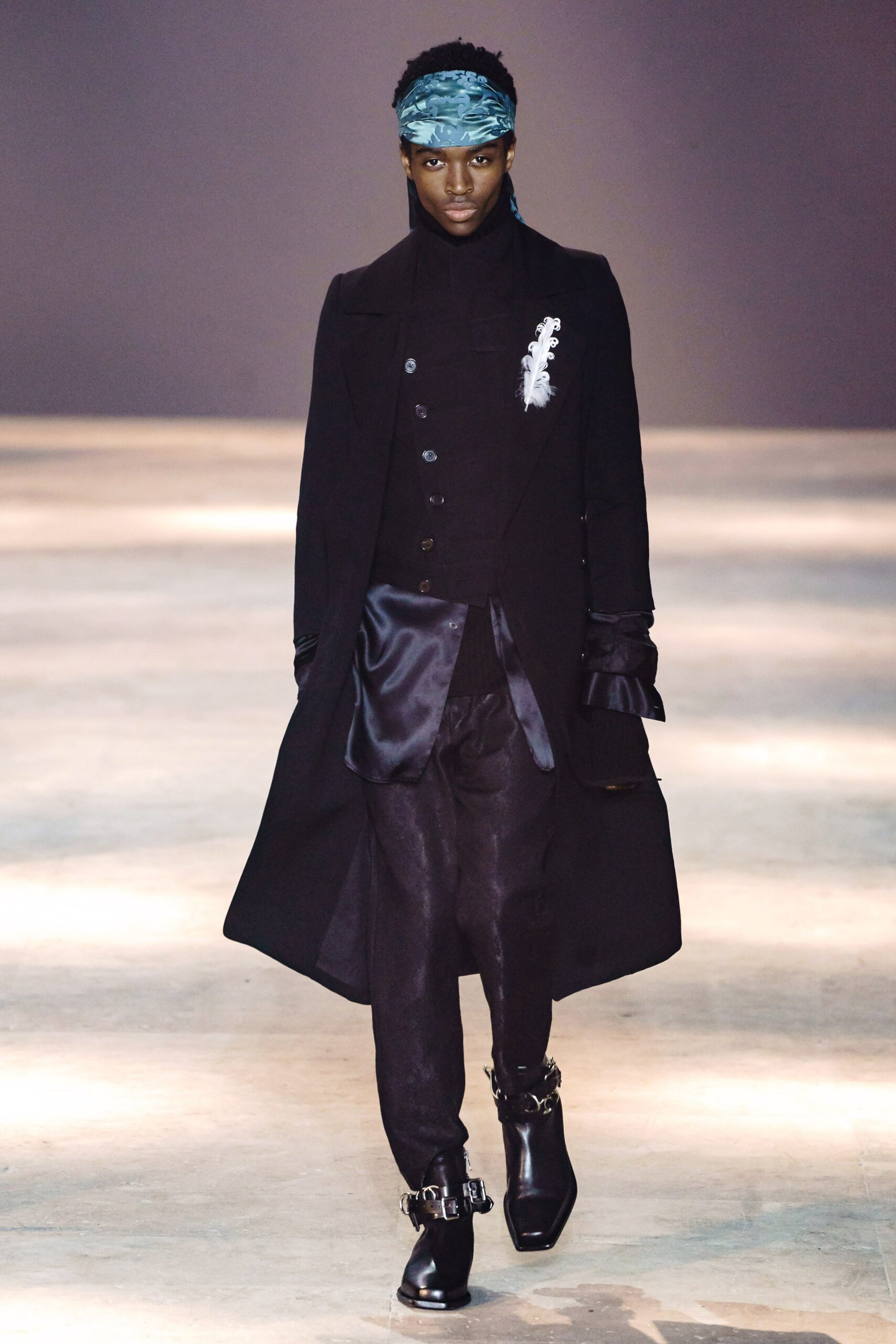 black wool long-sleeve collared fitted buttoned coat