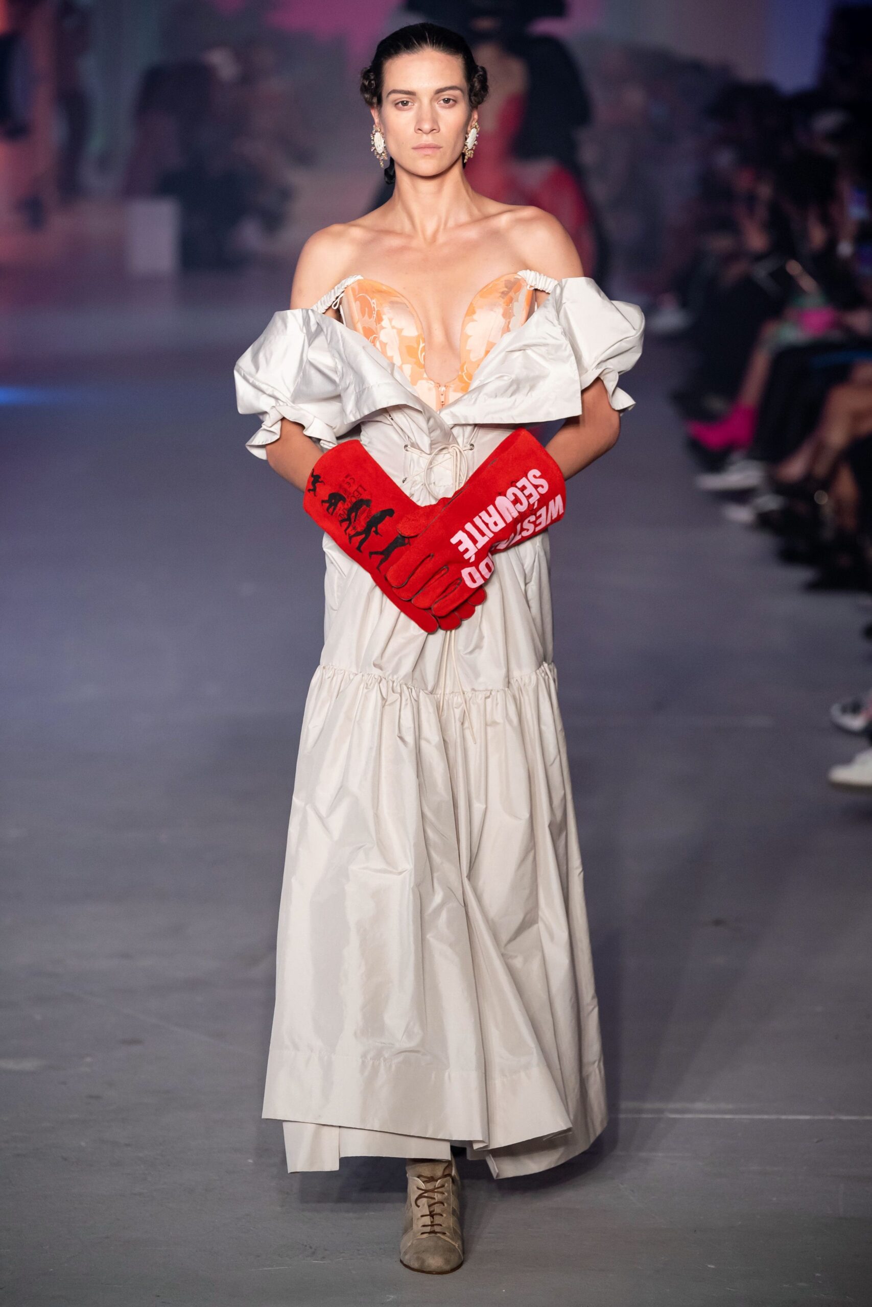 red cotton fitted printed gloves