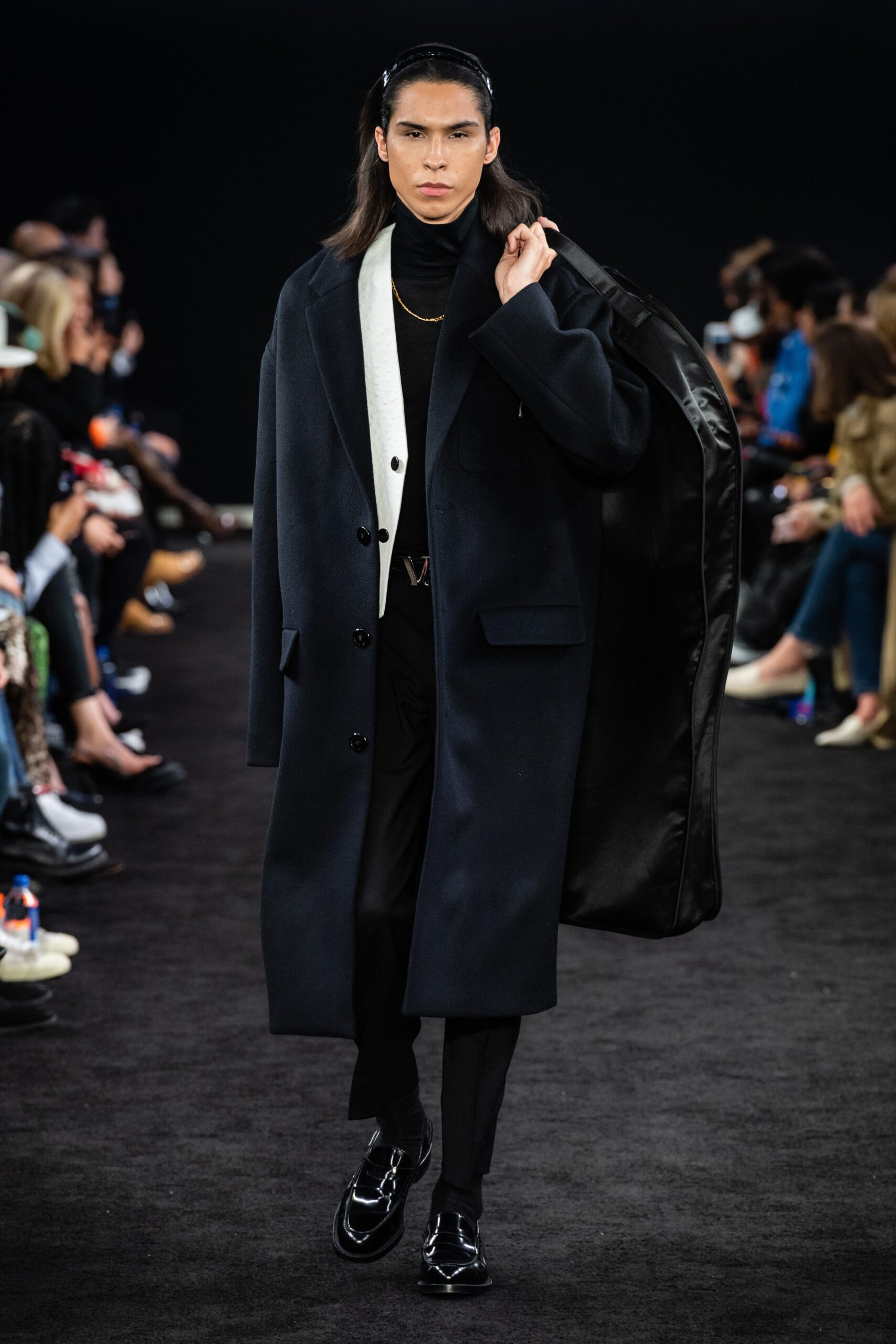 black wool long-sleeve collared relaxed buttoned coat