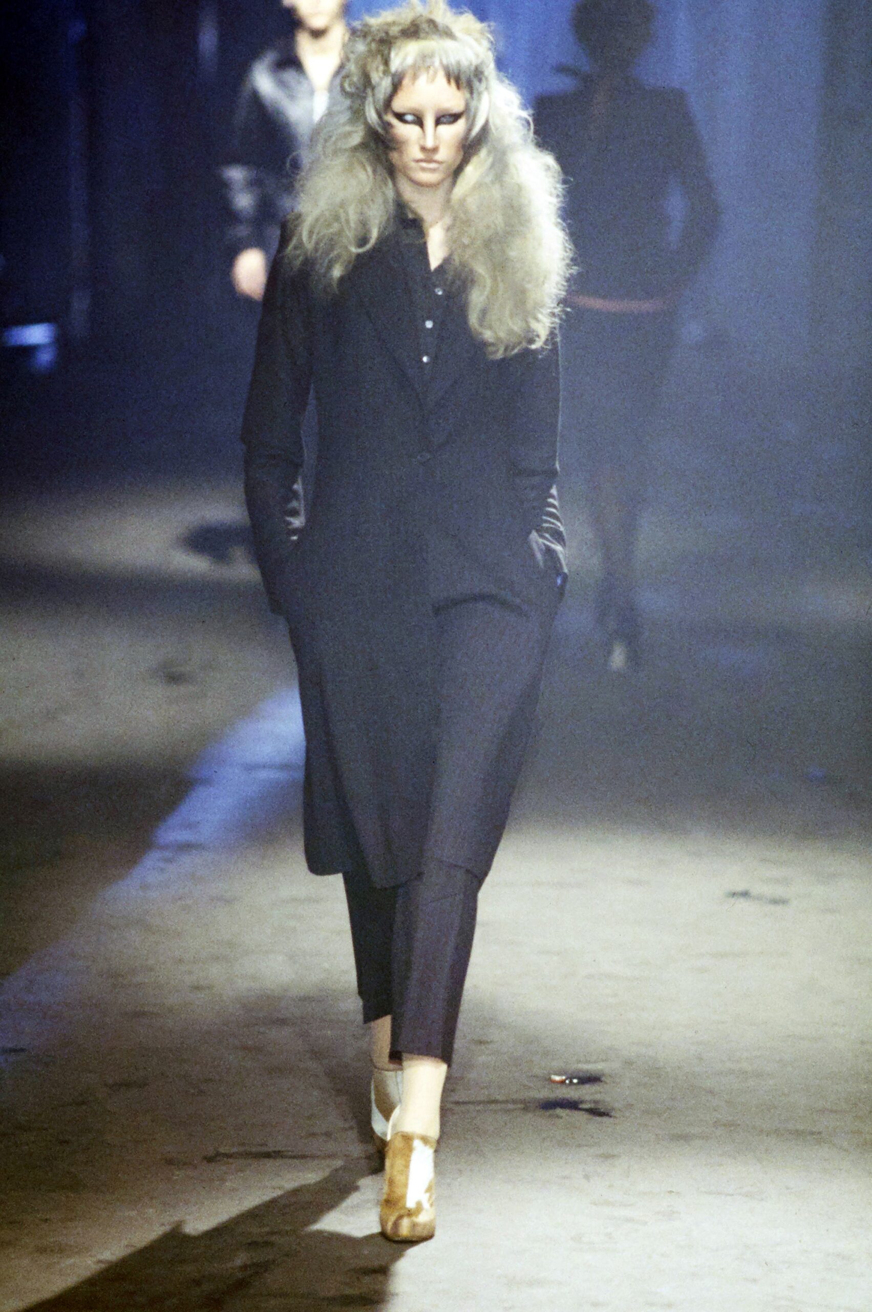 black wool long-sleeve collared fitted buttoned coat