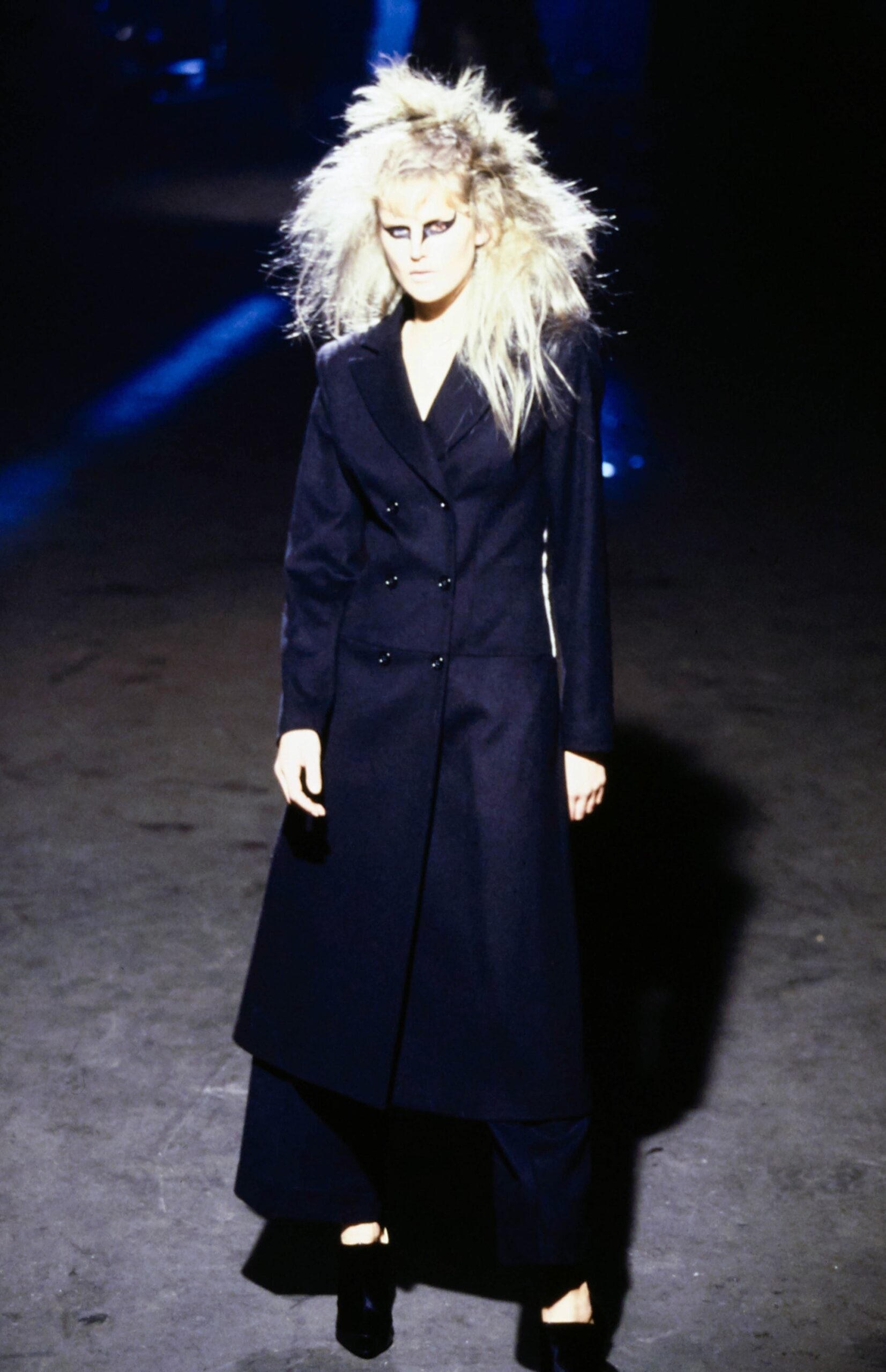 black wool long-sleeve collared fitted structured coat