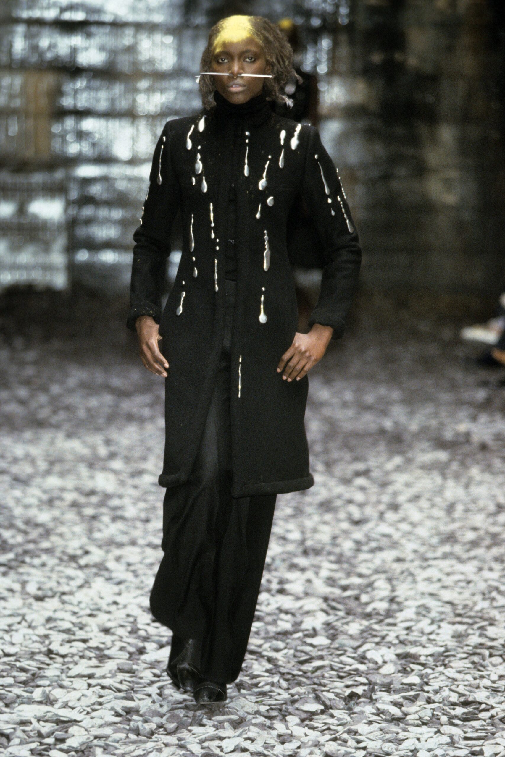 black wool long-sleeve collared fitted buttoned coat