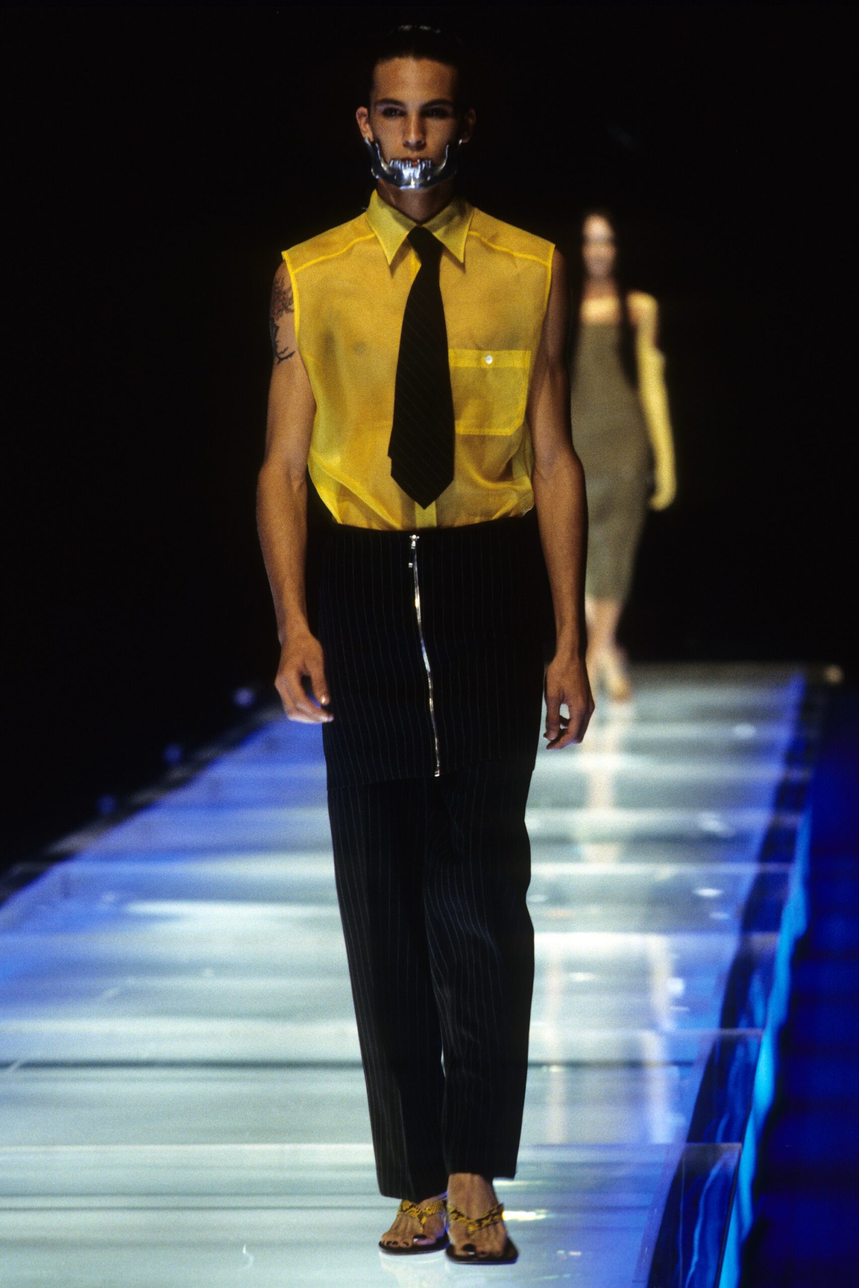 yellow cotton sleeveless collared fitted buttoned shirt
