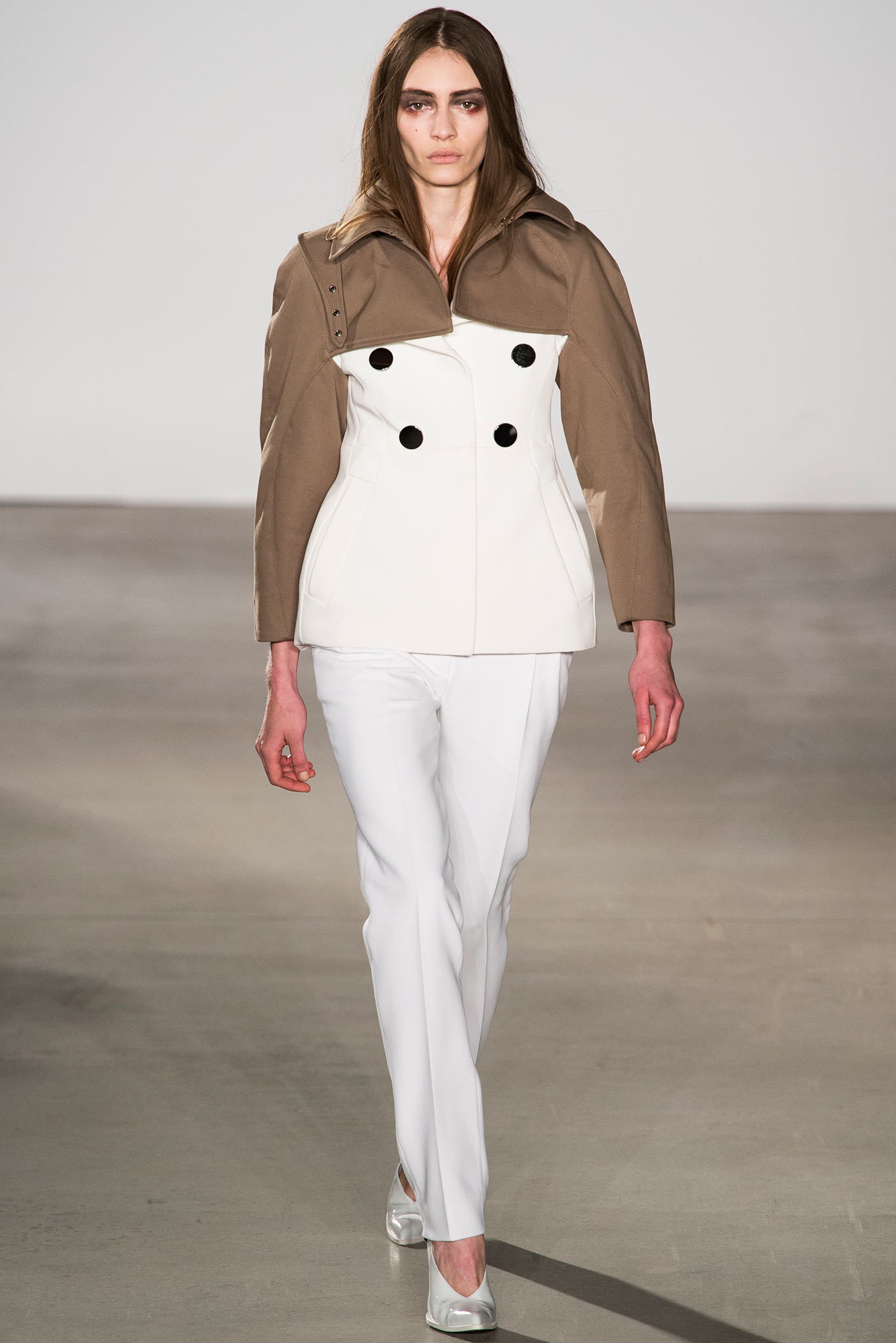 white cotton long-sleeve collared fitted buttoned jacket