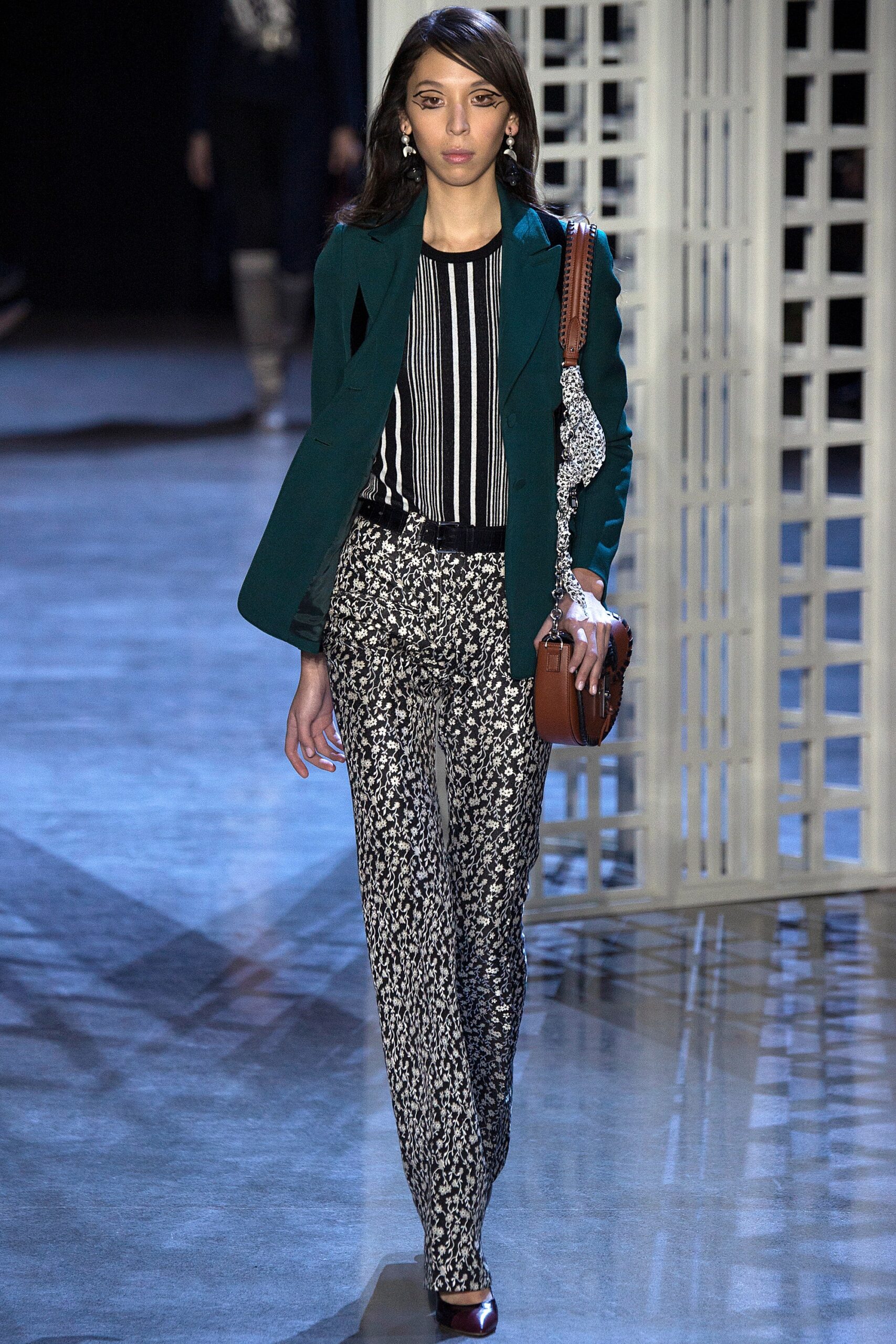 green long-sleeve collared tailored blazer