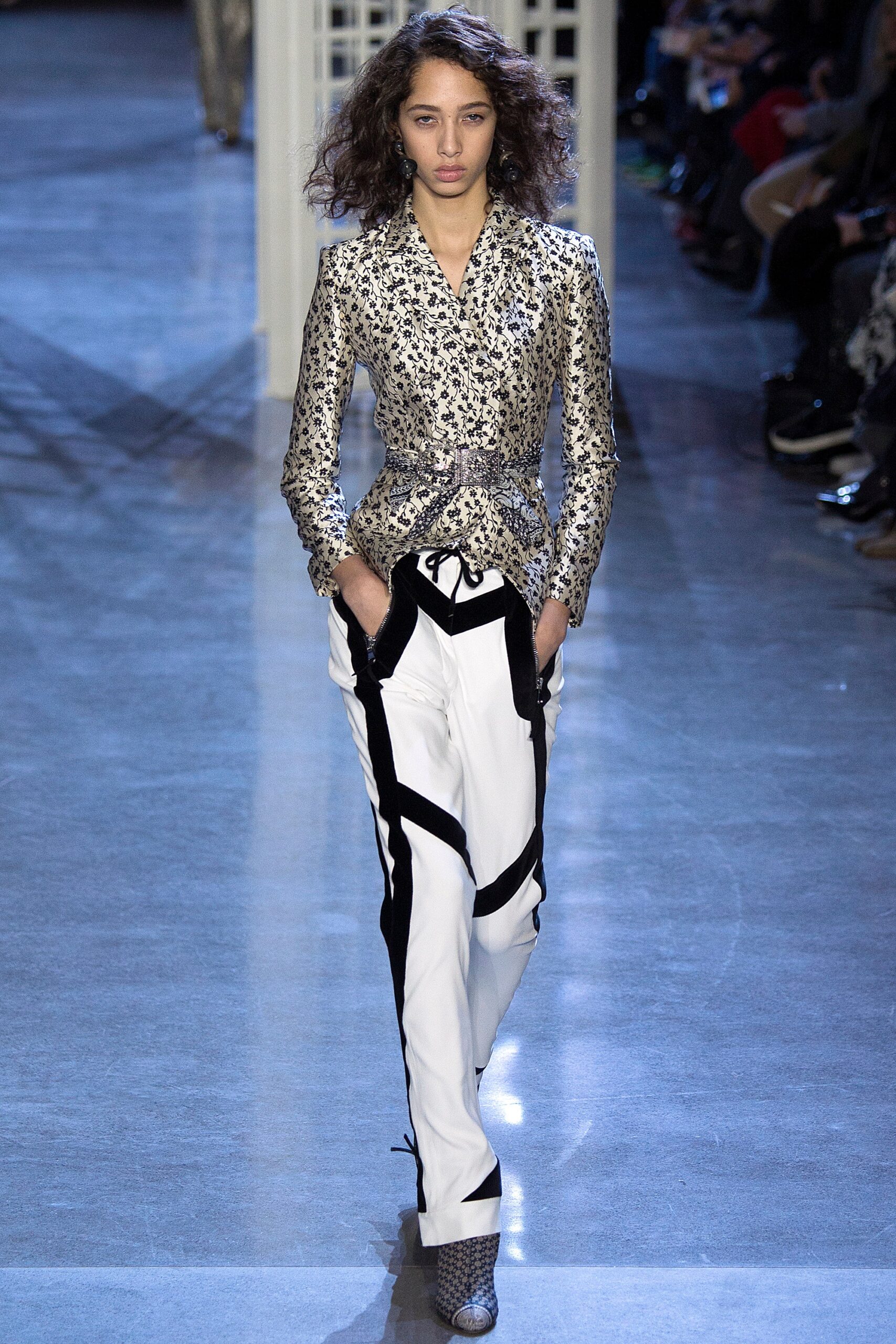gold silk long-sleeve collared fitted embroidered shiny blazer