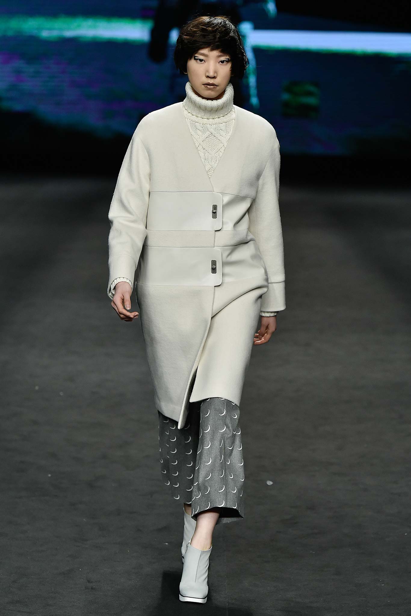 white wool long-sleeve collared fitted buttoned coat