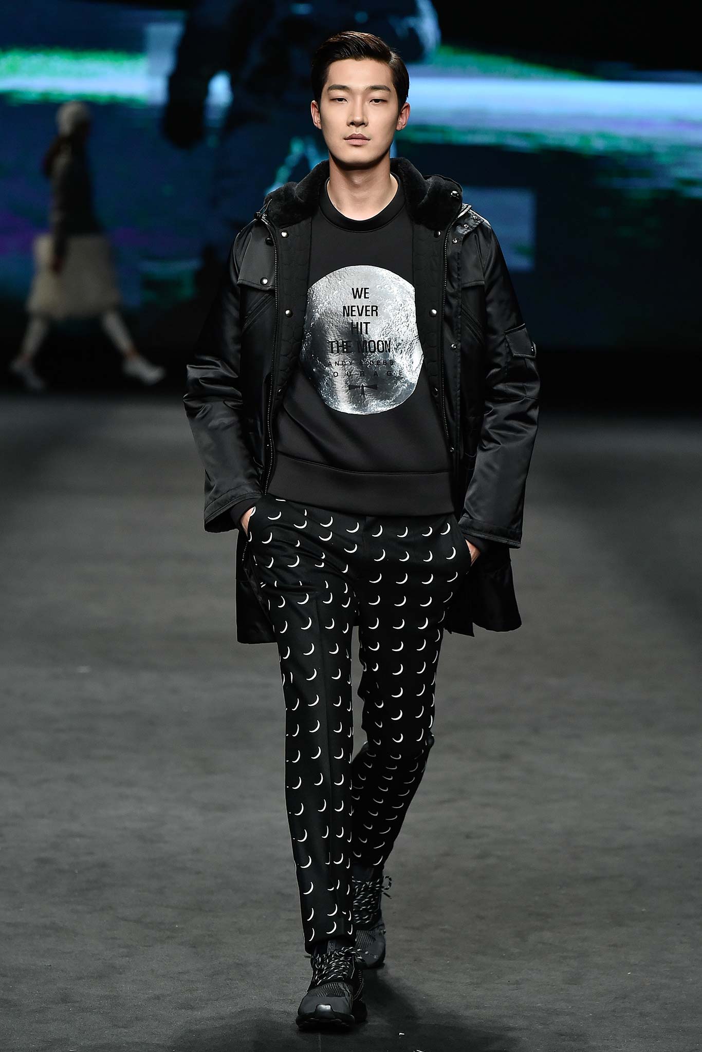 black cotton long-sleeve collared fitted printed sweater