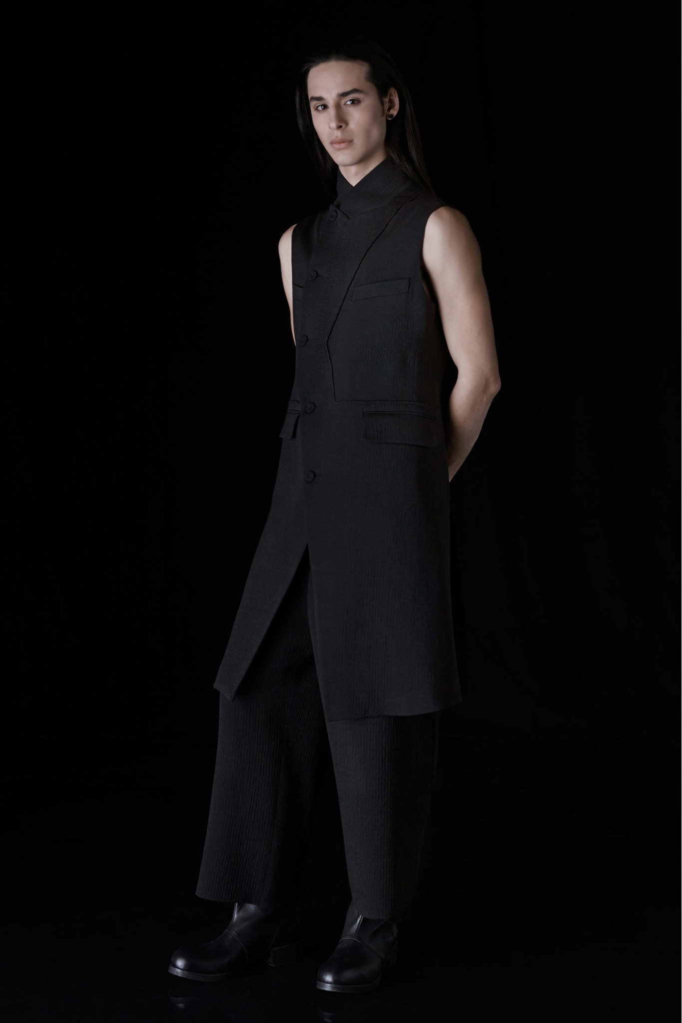 black wool sleeveless collared fitted buttoned straight-leg vest