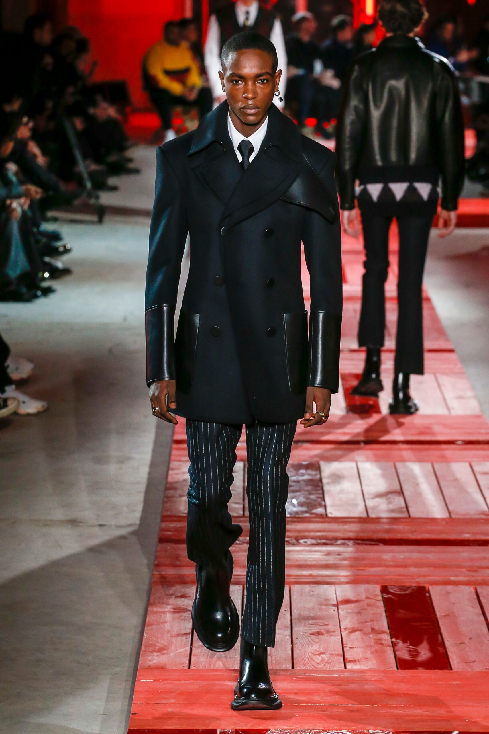 black wool long-sleeve collared fitted structured coat