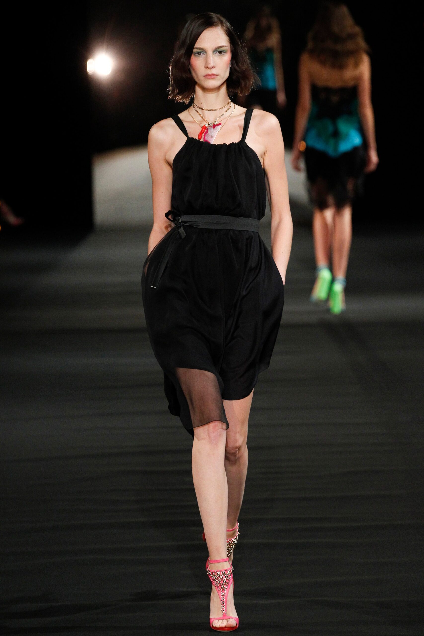 black chiffon midi dress with pink shoes